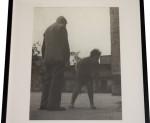 Mój ojciec na podwórku II Lachowicz Andrzej [fotografia / vintage print][1963]