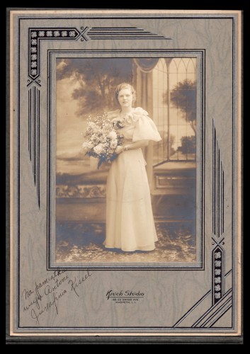 Portret młodej kobiety z kwiatami [Józefina Kissel] Fotografia (sepia) / passe partout / koperta firmowa [New York, ca 1940]