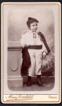 Portret chłopca w stroju ludowym Fotografia na kartoniku firmowym Paris [ca. 1885]