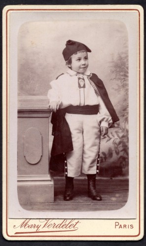 Portret chłopca w stroju ludowym Fotografia na kartoniku firmowym Paris [ca. 1885]