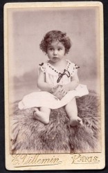 Portret bosej dziewczynki Fotografia na kartoniku firmowym Paris [ca. 1885]      