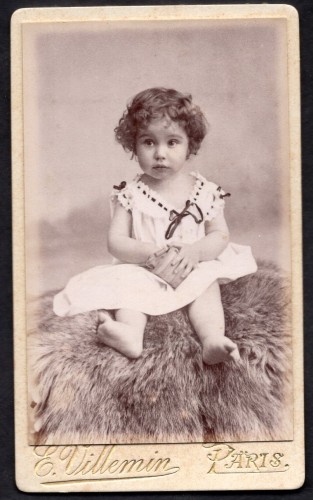 Portret bosej dziewczynki Fotografia na kartoniku firmowym Paris [ca. 1885]