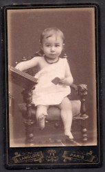 Portret bosej dziewczynki w foteliku Fotografia na kartoniku firmowym Paris [ca. 1885]  