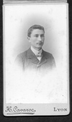 Portret mężczyzny - popiersie Fotografia na kartoniku firmowym Lyon [ca. 1885]    