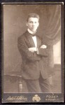 Portret młodego mężczyzny Fotografia na kartoniku firmowym Posen [Poznań / ca. 1885]