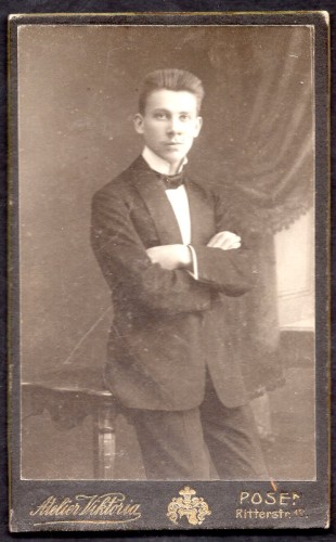 Portret młodego mężczyzny Fotografia na kartoniku firmowym Posen [Poznań / ca. 1885]