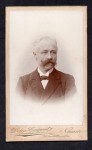Portret starszego mężczyzny z wąsami - popiersie Fotografia na kartoniku firmowym Namur  [ca. 1885]