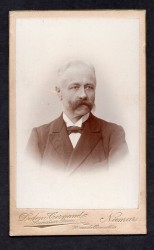 Portret starszego mężczyzny z wąsami - popiersie Fotografia na kartoniku firmowym Namur  [ca. 1885]        