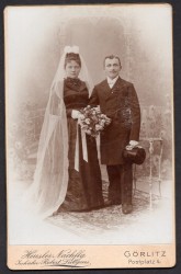 Portret nowożeńców - stojący Fotografia na kartoniku firmowym Gorlitz [ca 1885]      