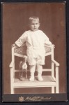 Portret chłopca z konikiem-zabawką Fotografia na kartoniku firmowym Rawitsch [Rawicz / ca 1885]