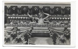 Detal architektoniczny I Kościół św. Piotra i Pawła w Wilnie [fotografia na papierze pocztówkowym E. i B. Zdanowscy / przed 1939]