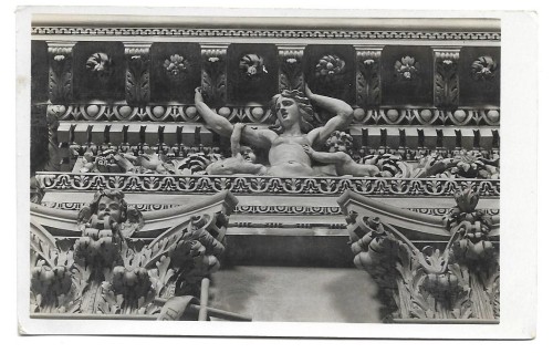 Detal architektoniczny I Kościół św. Piotra i Pawła w Wilnie [fotografia na papierze pocztówkowym E. i B. Zdanowscy / przed 1939]