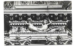 Detal architektoniczny IV Kościół św. Piotra i Pawła w Wilnie [fotografia na papierze pocztówkowym E. i B. Zdanowscy / przed 1939]  