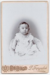 Portret brzdąca, białe wdzianko, bose stópki, siedzący Fotografia na kartoniku firmowym Odessa [1900]        