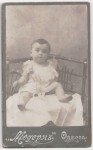 Portret brzdąca, białe wdzianko, bose stópki, siedzący Fotografia na kartoniku firmowym Odessa [ca 1900]