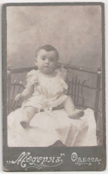 Portret brzdąca, białe wdzianko, bose stópki, siedzący Fotografia na kartoniku firmowym Odessa [ca 1900]            