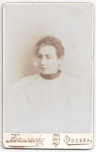 Portret młodej kobiety w bieli, czarny kołnierzyk, popiersie Fotografia na kartoniku firmowym Odessa [ca 1900]