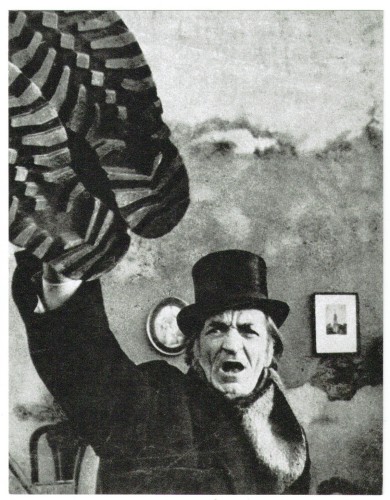 Fotografia z akcji "Wyprzedaż mebli" 1971 r. Józef Robakowski foto: Jan Muszyński [life time print - 1971 / ca 2016]