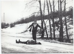 Wszystko na sprzedaż [Andrzej Łapicki, scena na śniegu] Reżyseria: Andrzej Wajda [Fotografia filmowa]