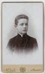 Portret chłopca, popiersie, en trois quarts Fotografia na tekturce firmowej [Warszawa / ca 1910]