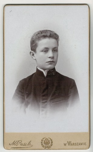 Portret chłopca, popiersie, en trois quarts Fotografia na tekturce firmowej [Warszawa / ca 1910]