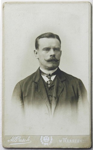 Portret mężczyzny dumna postawa podkręcony wąs fryzura z przedziałkiem Fotografia na tekturce firmowej / albumin (Warszawa ca 1900)