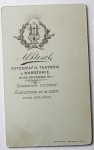 Portret mężczyzny dumna postawa podkręcony wąs fryzura z przedziałkiem Fotografia na tekturce firmowej / albumin (Warszawa ca 1900)