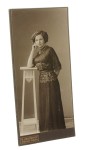Młoda kobieta podparta na łokciu portret całopostaciowy - en pied [atelier: Poznań - Posen K. Ignatowicz / ca 1912]