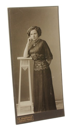 Młoda kobieta podparta na łokciu portret całopostaciowy - en pied [atelier: Poznań - Posen K. Ignatowicz / ca 1912]