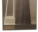 Młoda kobieta podparta na łokciu portret całopostaciowy - en pied [atelier: Poznań - Posen K. Ignatowicz / ca 1912]