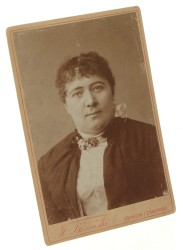 Portret kobiety, popiersie Fotografia na tekturce firmowej / albumin (Kraków ca 1900 St. Brzański)