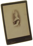 Portret kobiety w stroju balowym, popiersie, półprofil Fotografia na tekturce firmowej / albumin (Neapol ca 1900 Luigi Guida)
