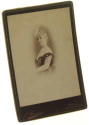 Portret kobiety w stroju balowym, popiersie, półprofil Fotografia na tekturce firmowej / albumin (Neapol ca 1900 Luigi Guida)