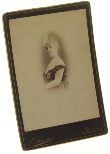 Portret kobiety w stroju balowym, popiersie, półprofil Fotografia na tekturce firmowej / albumin (Neapol ca 1900 Luigi Guida)