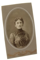 Portret kobiety w owalu, wisior, kolczyki, włosy upięte Fotografia na tekturce firmowej / odbitka srebrowożelatynowa (Detroit ca 1900 I. Sowiński)