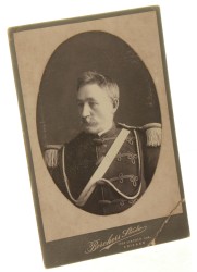 Portret amerykańskiego oficera w owalu, podkręcony wąs Fotografia na tekturce firmowej / odbitka srebrowożelatynowa (Chicago ca 1900 Borchess Studio)