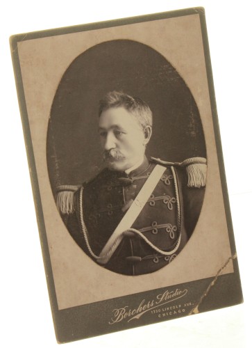 Portret amerykańskiego oficera w owalu, podkręcony wąs Fotografia na tekturce firmowej / odbitka srebrowożelatynowa (Chicago ca 1900 Borchess Studio)