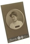 Portret kobiety, popiersie w okręgu, włosy upięte, suknia biała, aksamitka na szyi Fotografia na tekturce firmowej / odbitka srebrowożelatynowa (Kijów ca 1900 N. Ouzemsky)