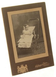 Portret dziecka w bieli, wózek Fotografia na tekturce firmowej / odbitka srebrowożelatynowa (Newark ca 1900 Helffmann's)