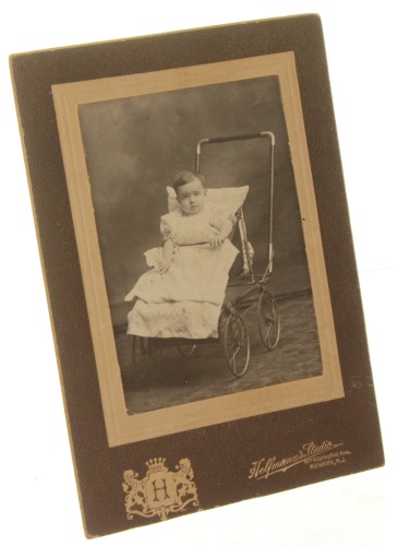 Portret dziecka w bieli, wózek Fotografia na tekturce firmowej / odbitka srebrowożelatynowa (Newark ca 1900 Helffmann's)