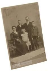 Portret rodzinny, zbiorowy, małżeństwo z trójką dzieci, rakieta tenisowa, piłka, książka Fotografia na tekturce firmowej / odbitka srebrowożelatynowa (Charlottenburg ca 1900 I. Fuchs)