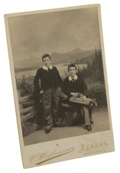 Portret dwóch chłopców, sztuczny, górski plener, białe kołnierzyki, krawaty Fotografia na tekturce firmowej / odbitka srebrowożelatynowa (Lucerna ca 1900 Hirsbrunner)