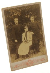 Portret dziewczyny i dwóch młodych mężczyzn, biała sukienka, kwiaty Fotografia na tekturce / albumin [ca 1900]