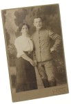 Portret małżeństwa, mężczyzna w pruskim mundurze typu attyla (huzarka) Fotografia na tekturce / odbitka srebrowożelatynowa [Grimma ca 1900 H. Beier]