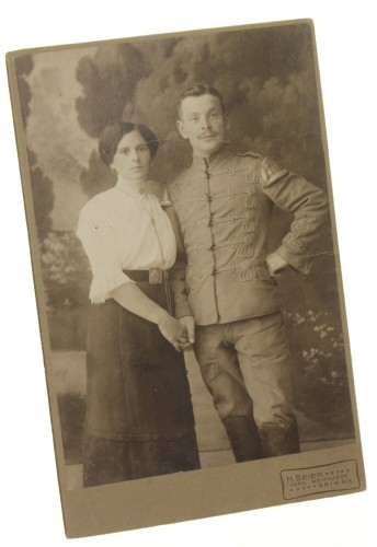 Portret małżeństwa, mężczyzna w pruskim mundurze typu attyla (huzarka) Fotografia na tekturce / odbitka srebrowożelatynowa [Grimma ca 1900 H. Beier]