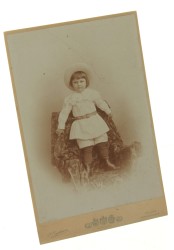 Portret chłopca, stojący, fotel, kapelusz, bryczesy, biały strój [podpis na rewersie, Michał Zubożewski] Fotografia na tekturce / albumin [Poznań ca 1900 J. Engelmann]