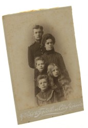 Portret matki z dziećmi [podpis na rewersie, Jadwiga Strojowska z dziećmi, 1904, styczeń] Fotografia na tekturce / odbitka srebrowożelatynowa [Kiszyniów 1904]