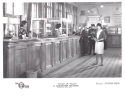 Dotknięcie nocy / Touch of Night / Le requisitoire nocturne [Elżbieta Kępińska w banku] reż. Stanisław Bareja [fotos filmowy][ca 1962]