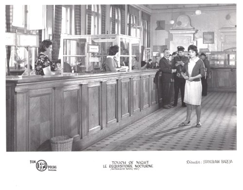 Dotknięcie nocy / Touch of Night / Le requisitoire nocturne [Elżbieta Kępińska w banku] reż. Stanisław Bareja [fotos filmowy][ca 1962]