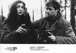 March Caresses Marcowe migdały [Olaf Lubaszenko, Małgorzata Piorun; gładzący po twarzy] reż. Radosław Piwowarski [fotos filmowy] [ca 1990] 